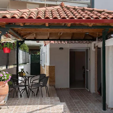 αυλή στην μαρίνα 칼라마타